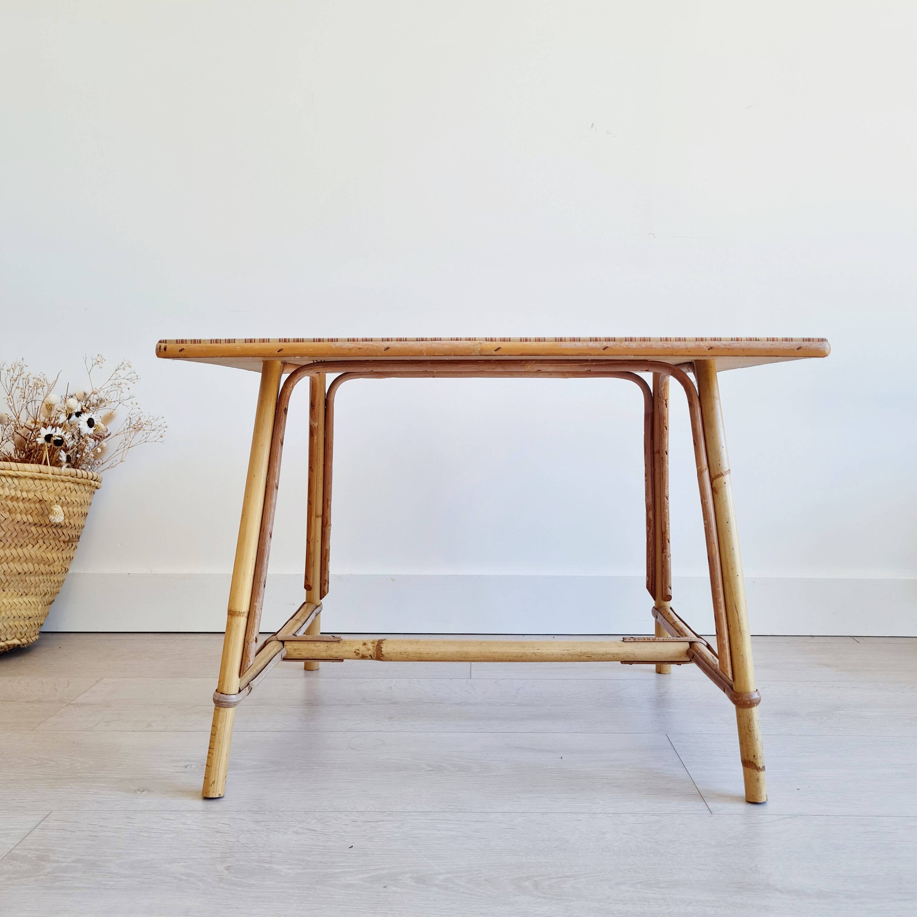 Table basse ancienne en rotin et motif tartan
