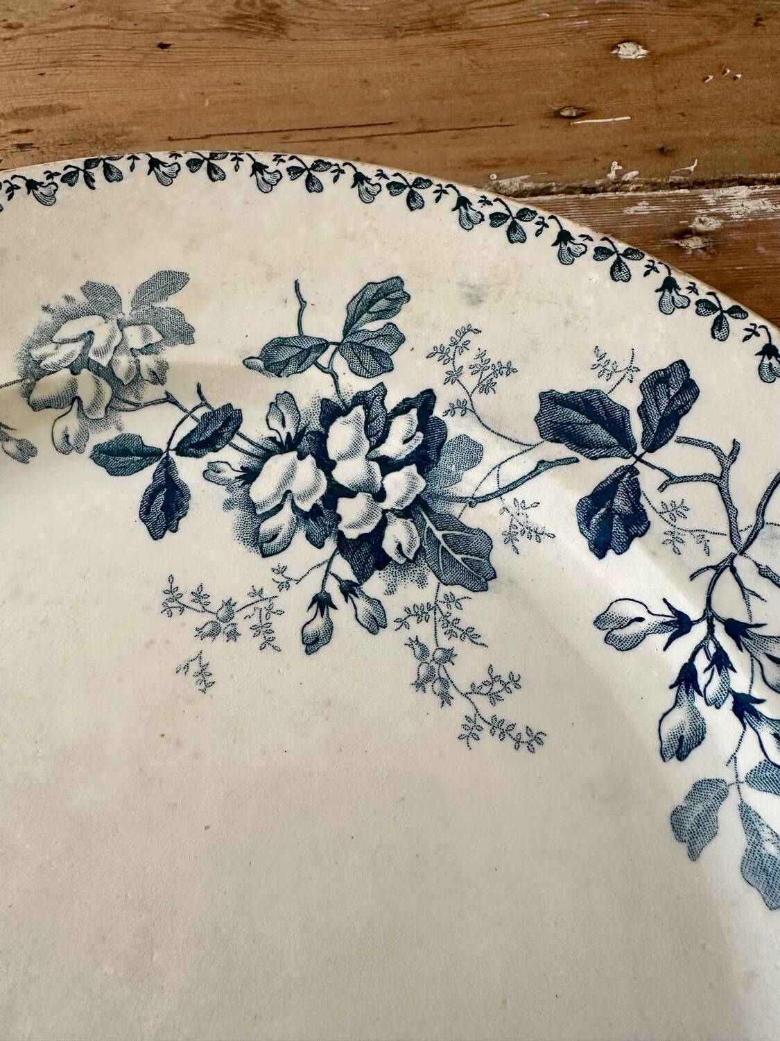 Round dish Saint Amand and Hamage Nord, Acacia model