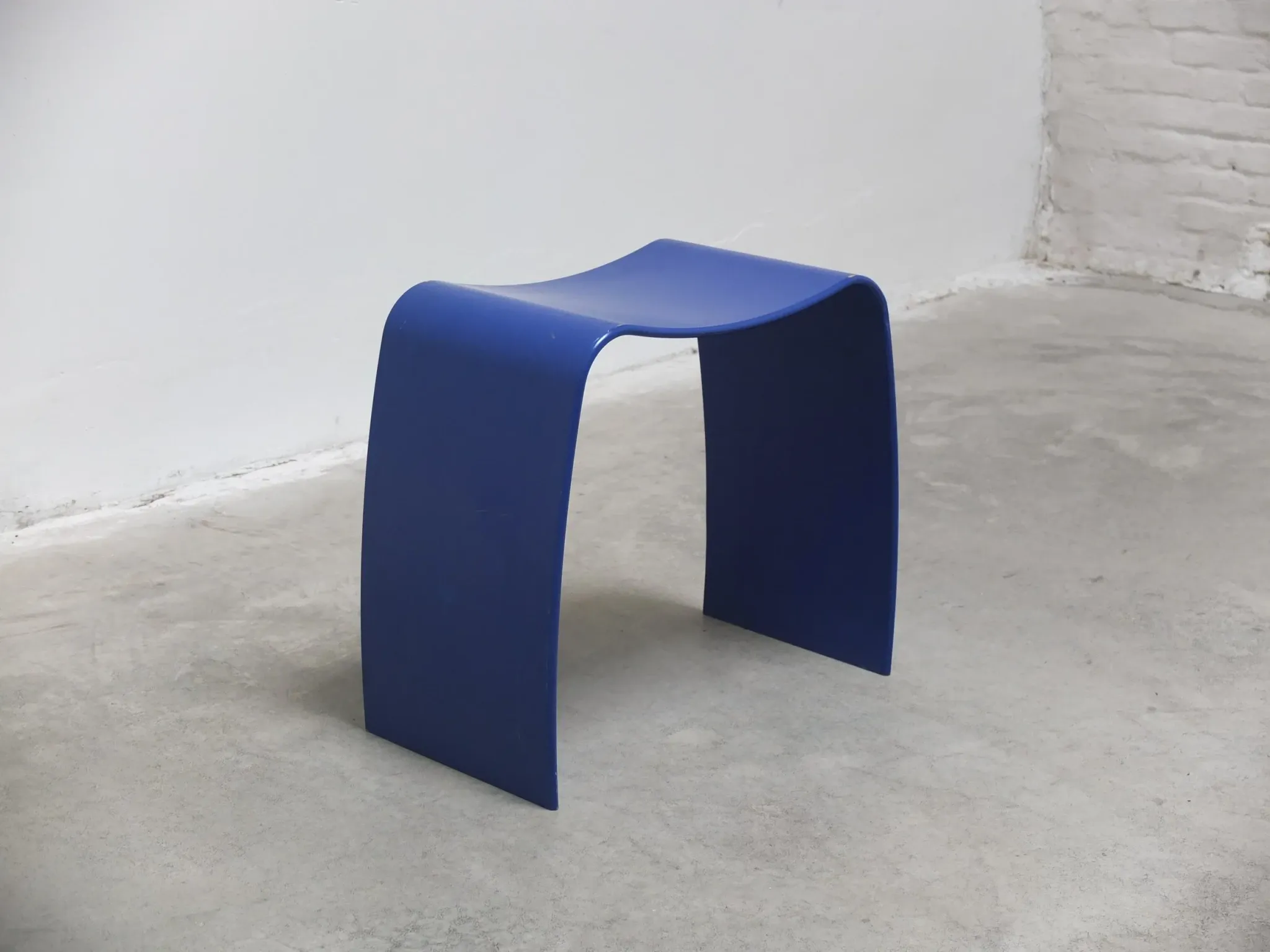Tabouret bleu 'M' par Jørgen Møller pour Askman, années 1990.