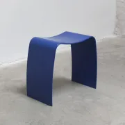 Tabouret bleu 'M' par Jørgen Møller pour Askman, années 1990.
