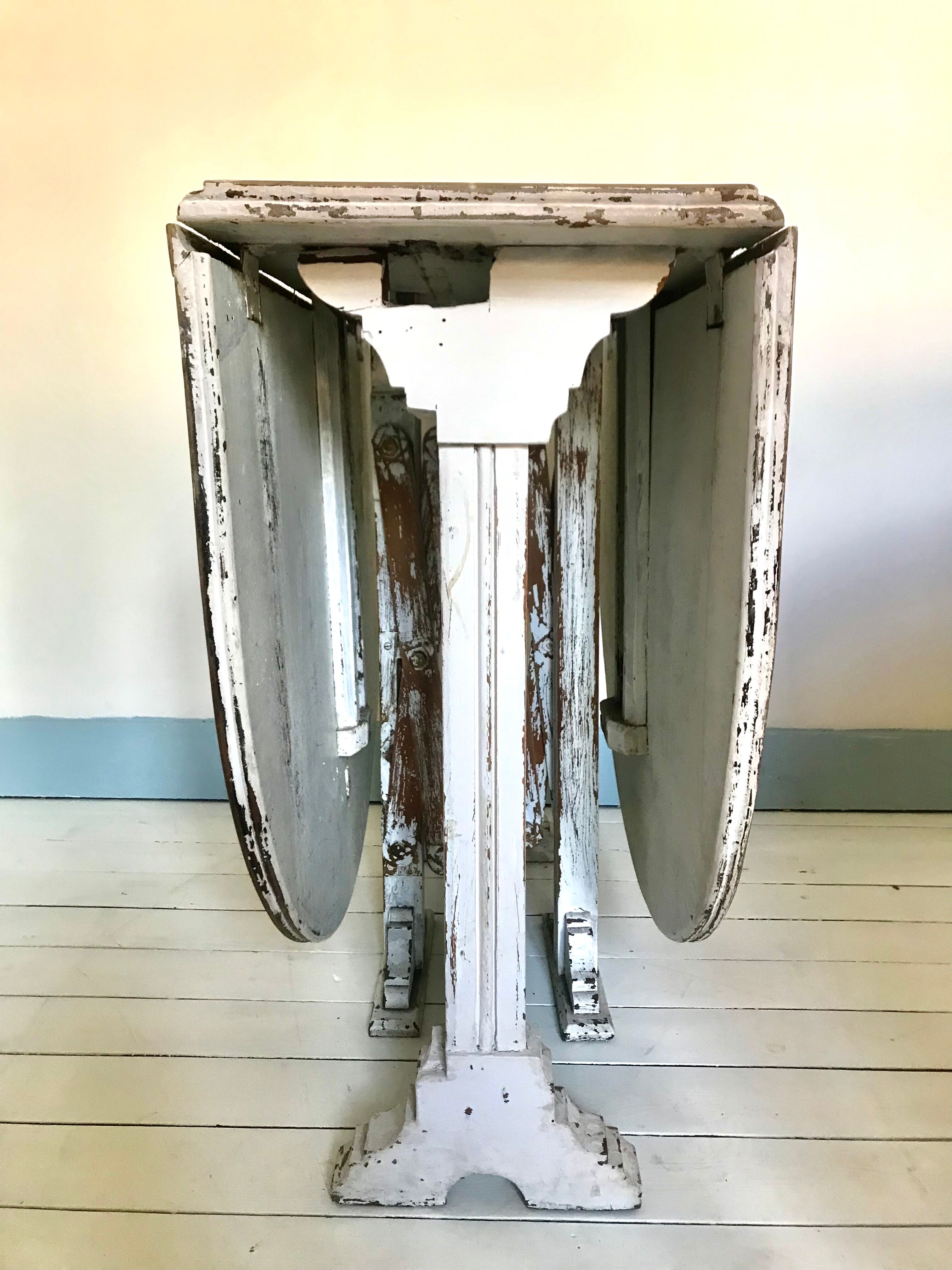 Retractable Napoleon III side table