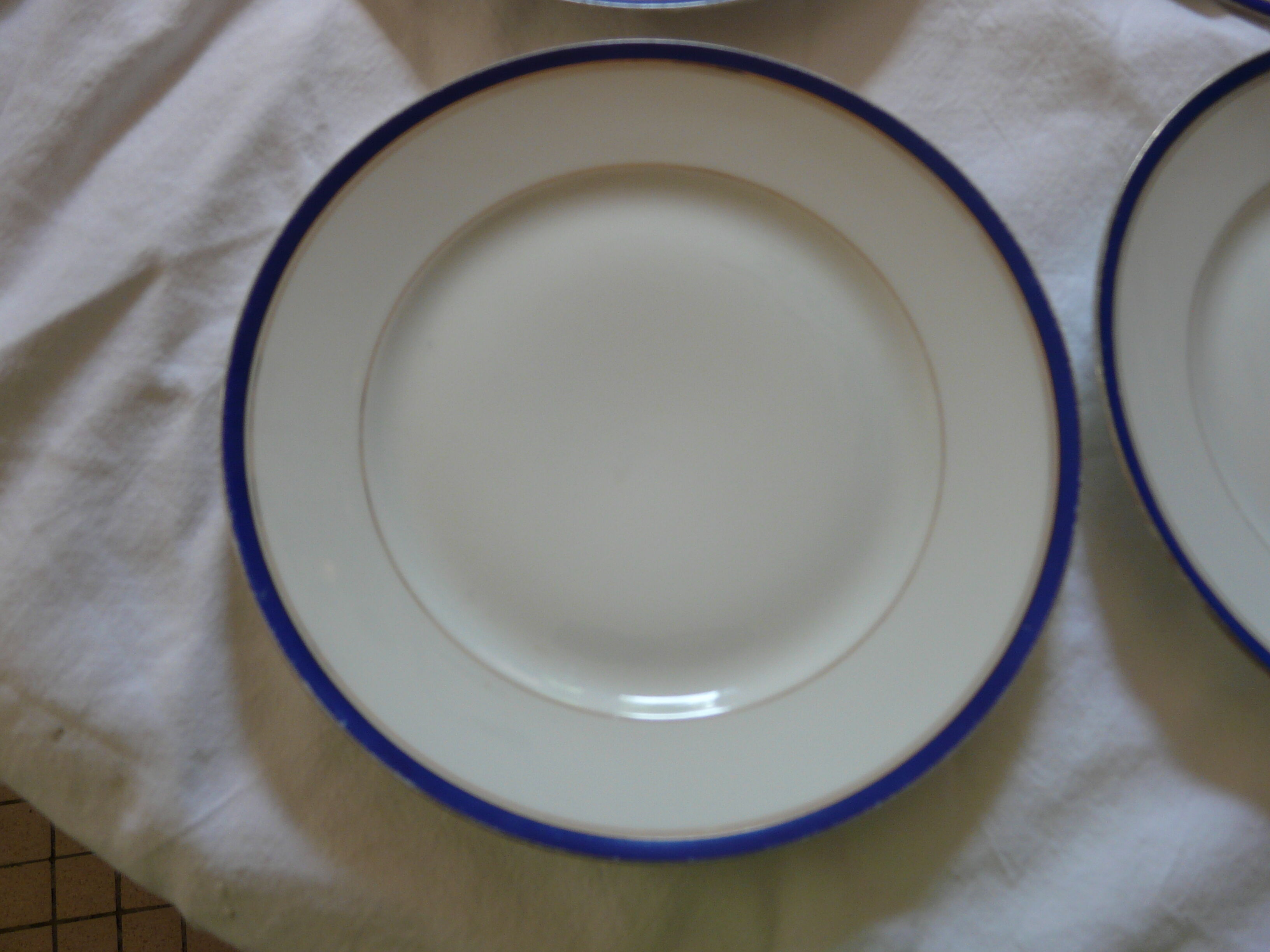 8 plates in Limoges porcelain gold and ultramarine blue fillets