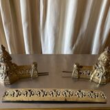 3 accessoires de cheminée en bronze doré 2 chenets et 1 barre de foyer