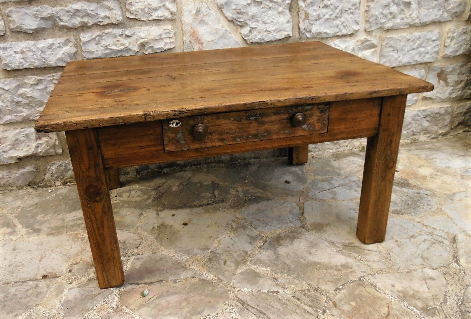 Ancienne table basse en bois avec tiroir central