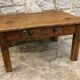 Ancienne table basse en bois avec tiroir central