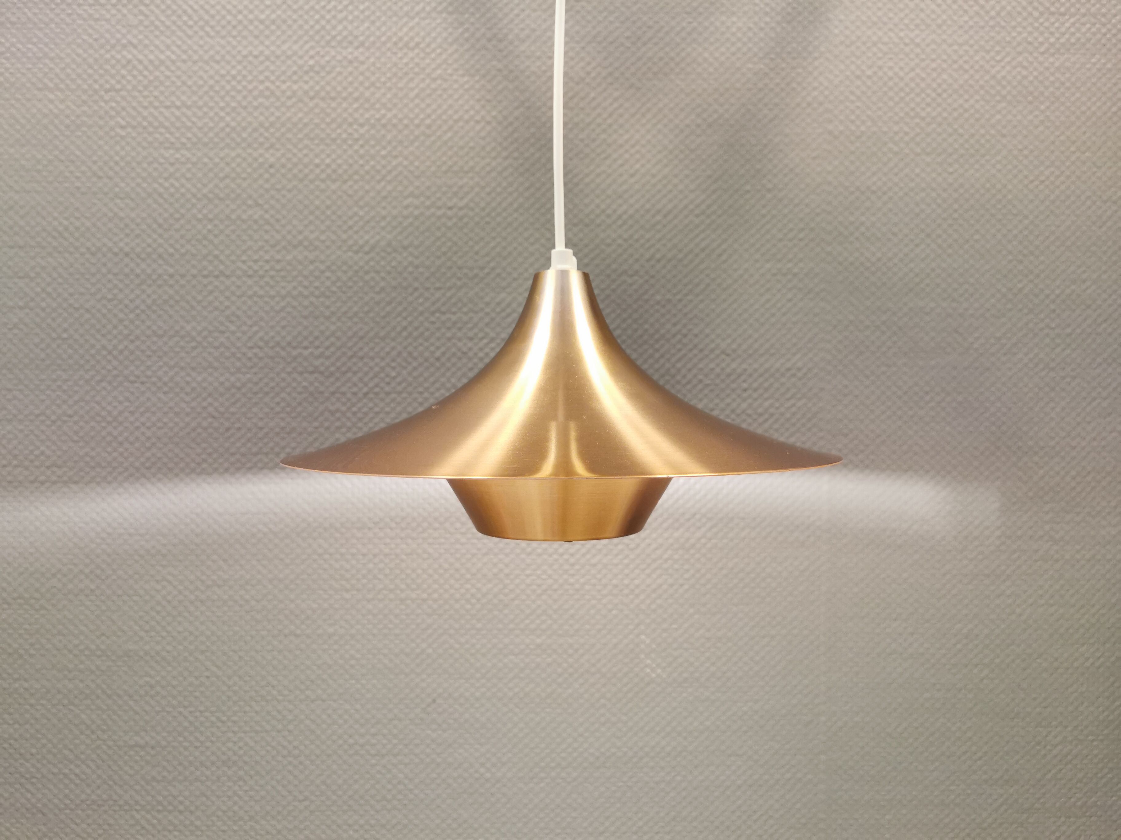 Ufo-like Danish hanging lamp, estimated from the 80s, made in copper colored lacquer.