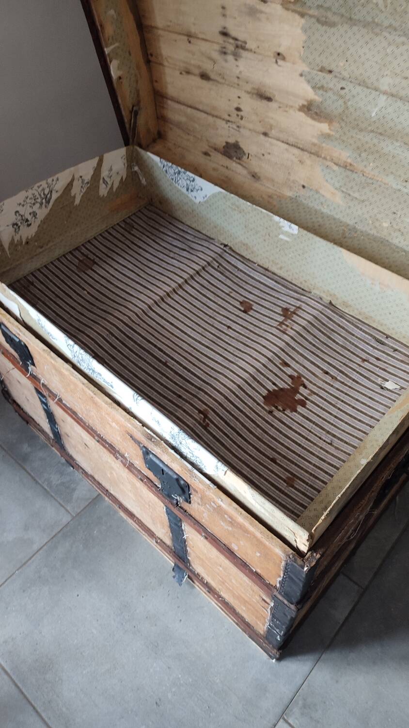 Grande malle en bois bombée