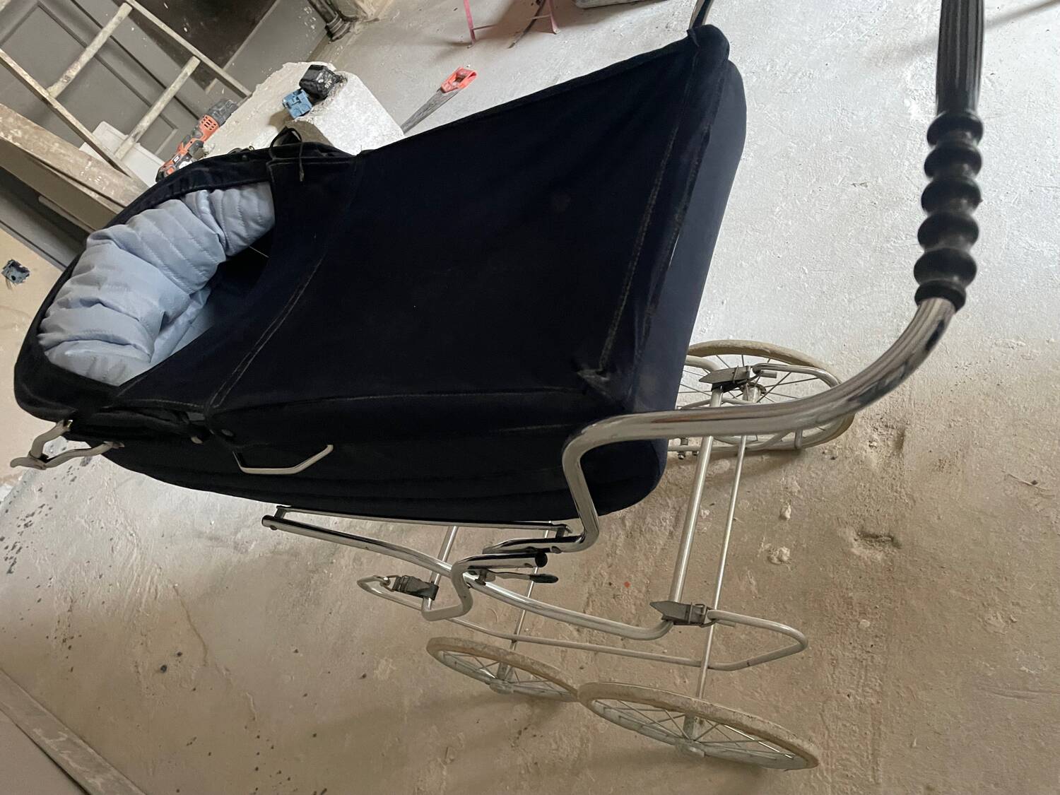 Vintage stroller/pram