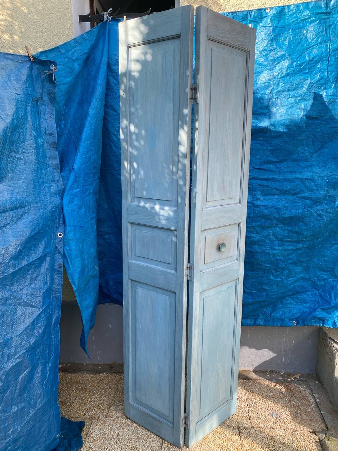 Accordion door in pastel blue-turquoise tinted chain