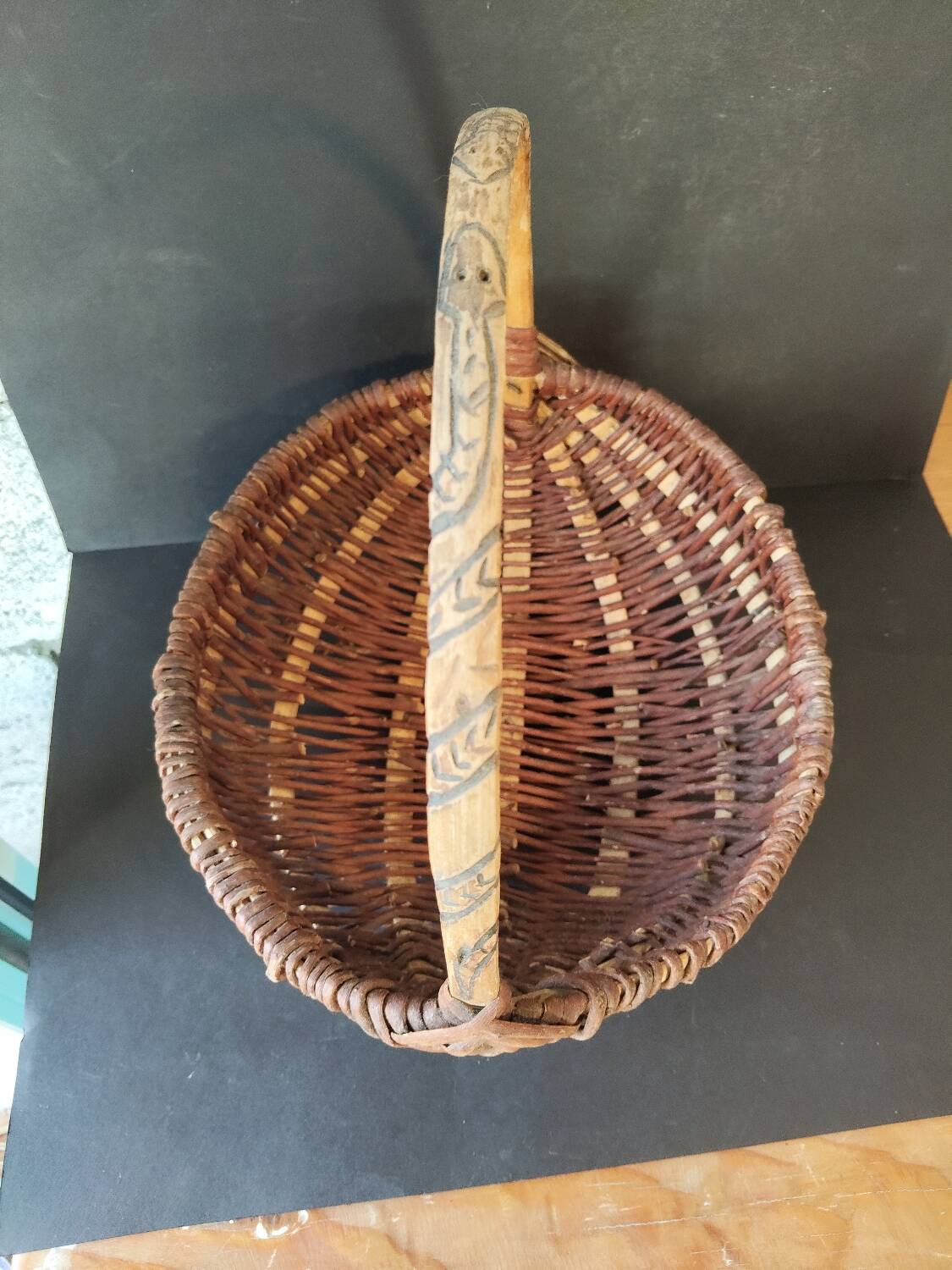 Basket of popular art in wicker – Handle carved with snakes – 20th century