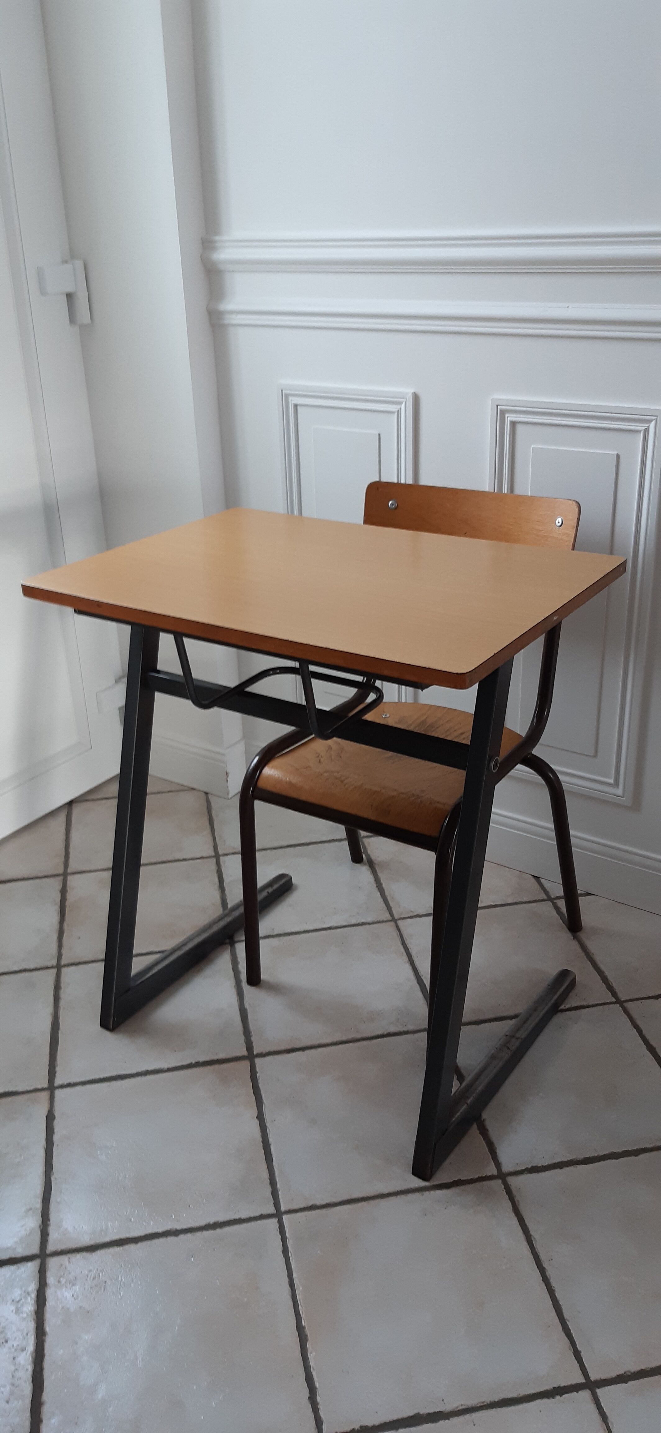 Desk and chair in school formica 60s-70s