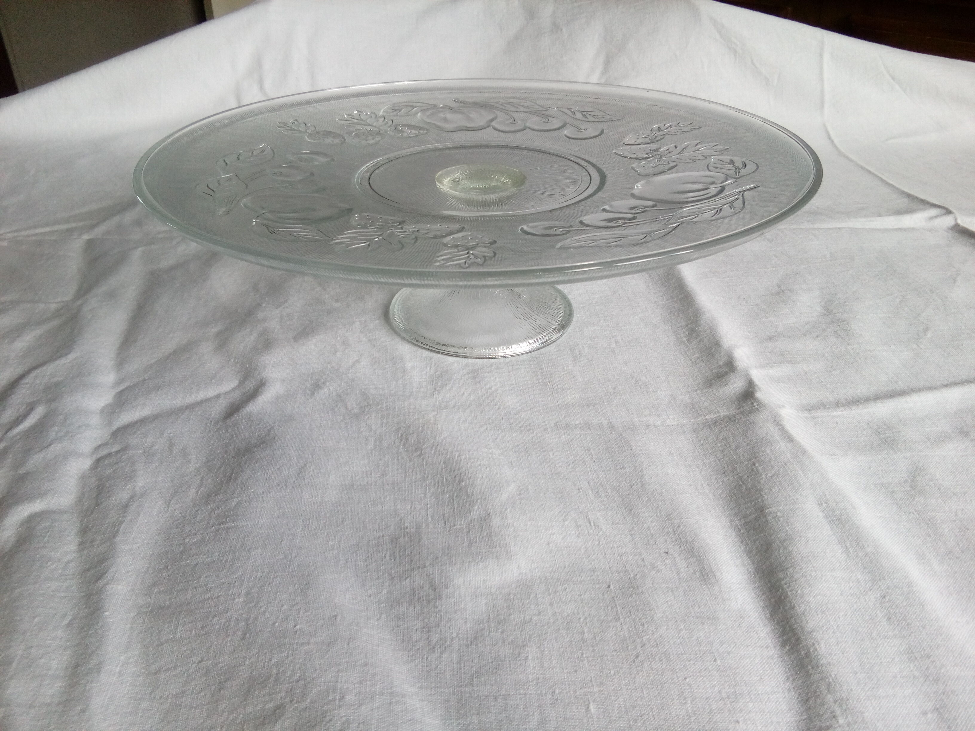 Flat stand with pies and glass cakes