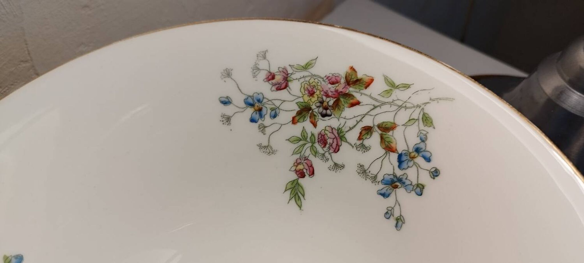 Porcelain fruit bowl with lions from Faïence Paris