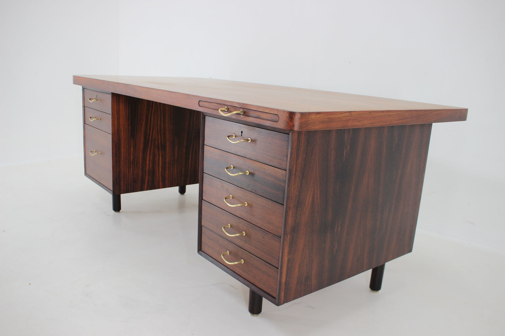 1960s Large exclusive free standing palisander desk