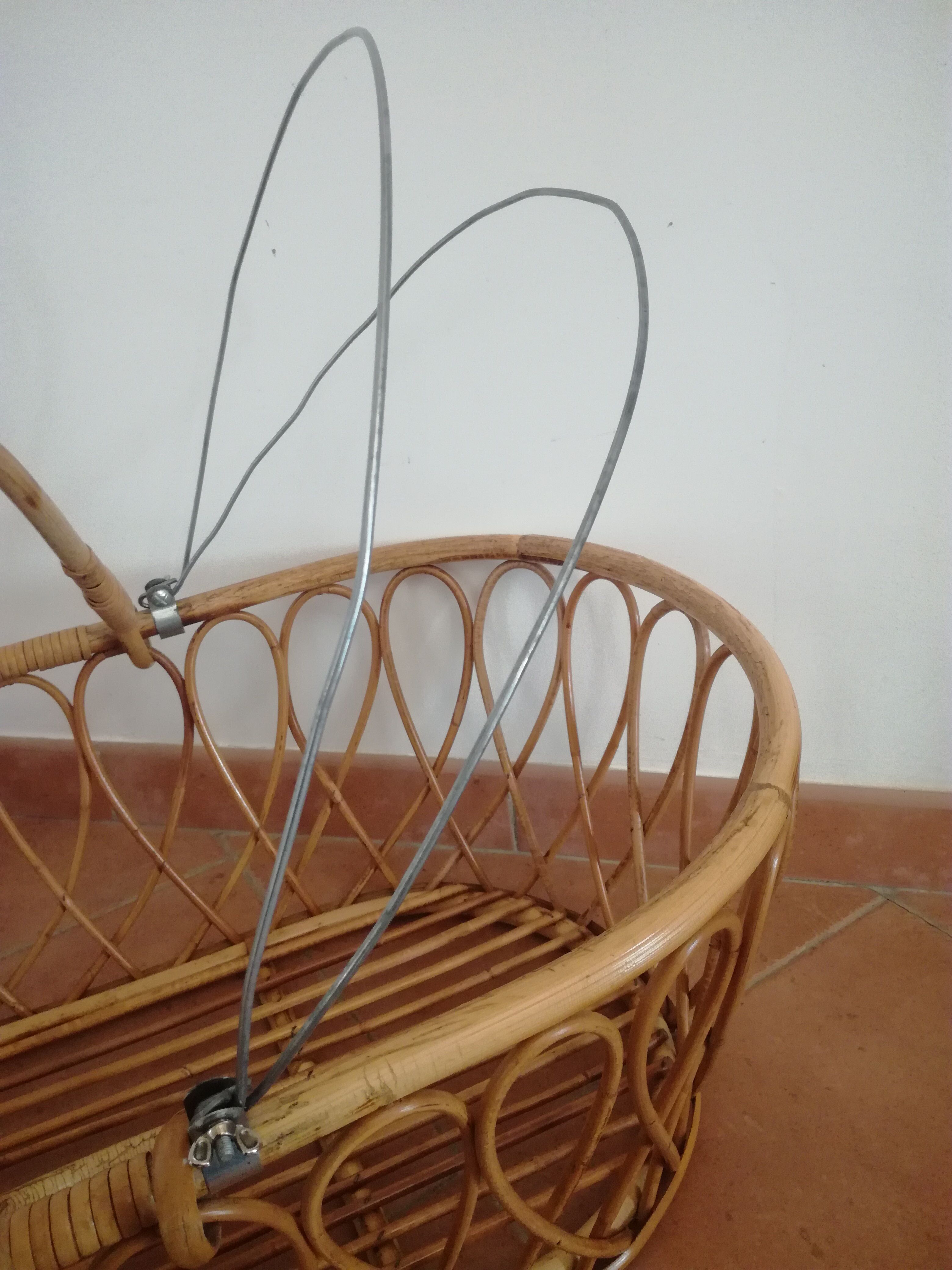 Rattan cradle with its support