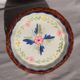 Set of 3 porcelain dishes with floral decorations, with wicker supports.