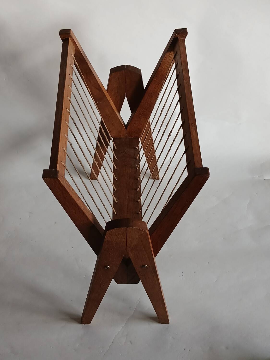 Magazine rack with compass legs in oak and rope, 1950s.
