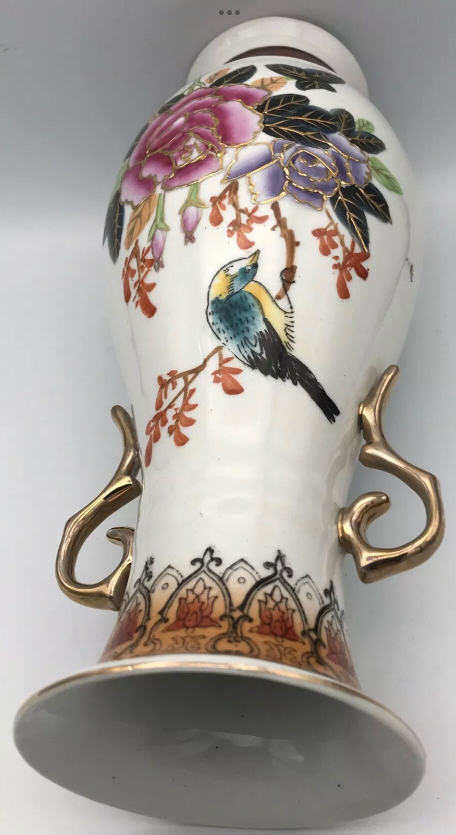 Vase in asian porcelain decorated with birds