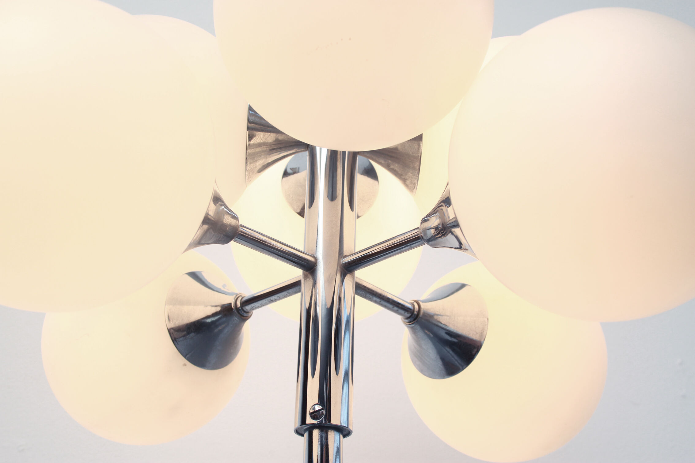 1970s floor lamp in chromed metal and opaline