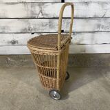 Panier en osier à roulettes