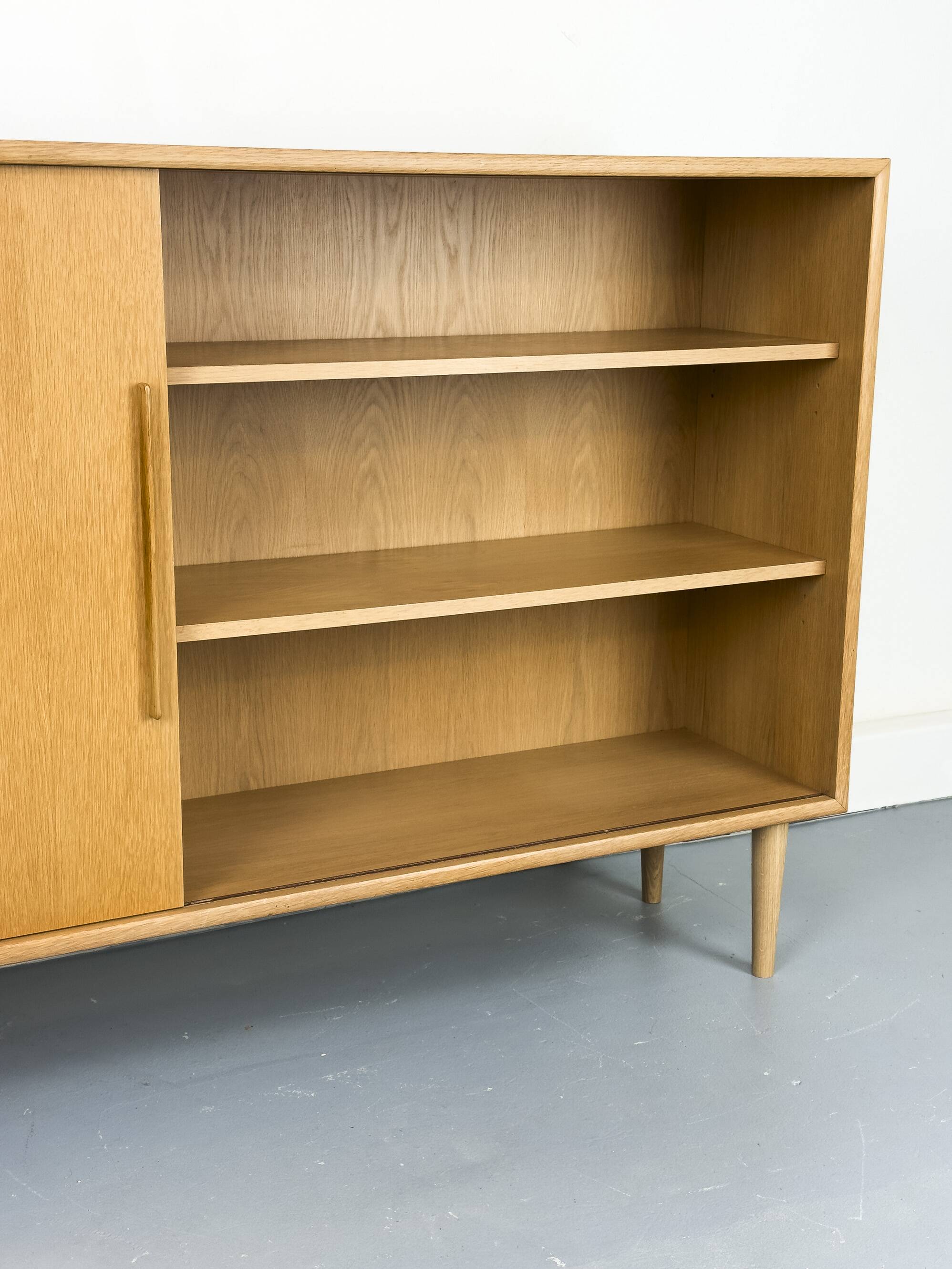 Cabinet en chêne avec une porte coulissante de WK Möbel, années 1960.