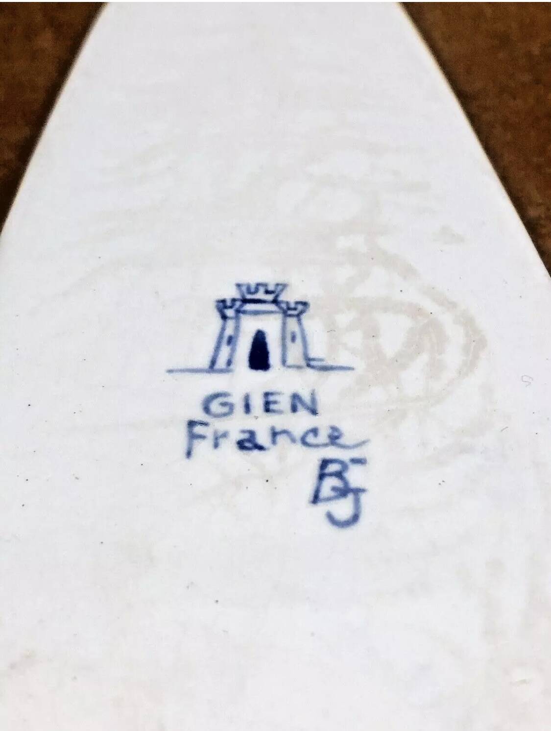 Antique Gien Renaissance cake shovel, blue background, 1941/1950