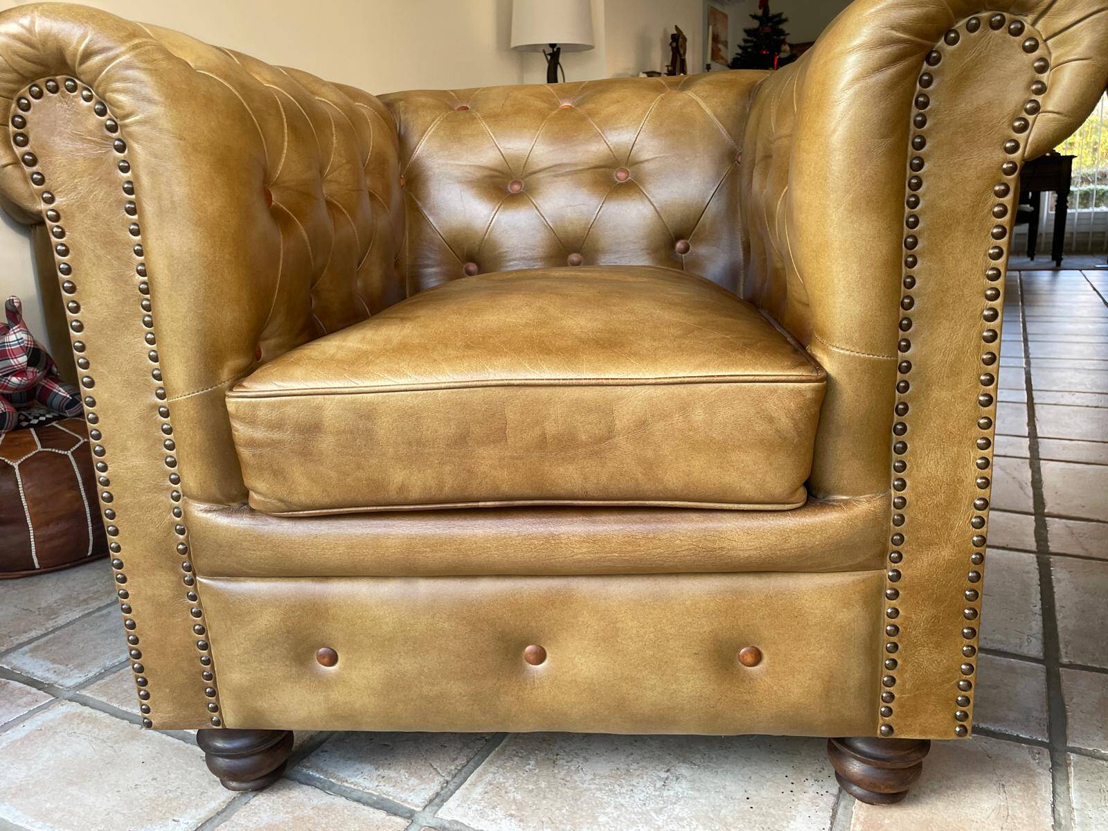 Fauteuils Chesterfield cuir marron vieilli - Style anglais chic, TBE