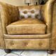 Fauteuils Chesterfield cuir marron vieilli - Style anglais chic, TBE