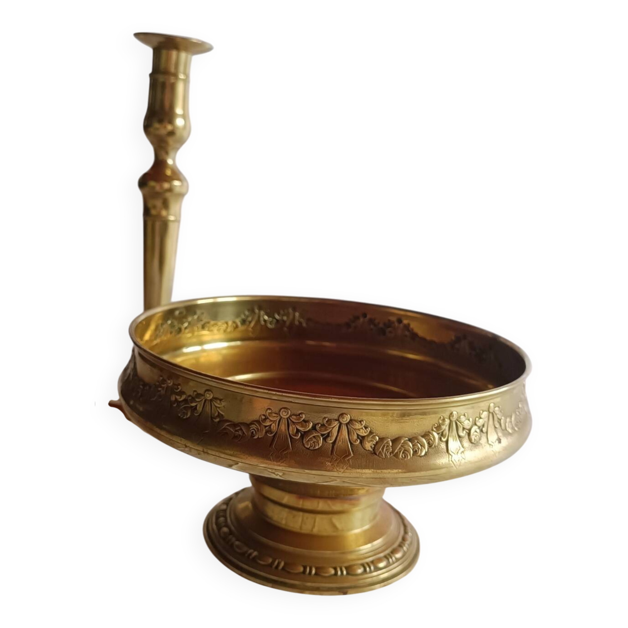 Fruit bowl, basket on foot, compote dish in embossed brass.