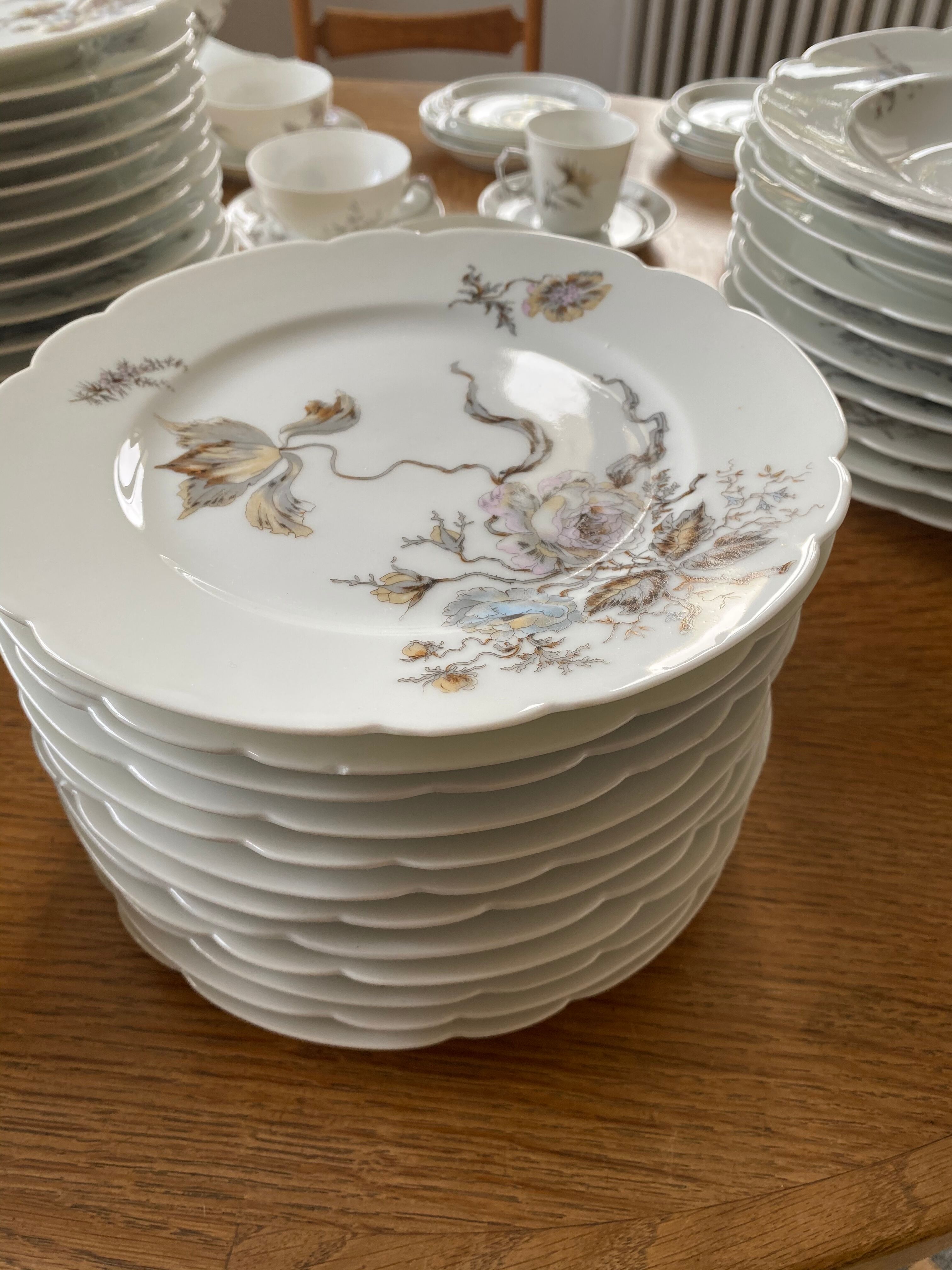 Porcelain crockery service