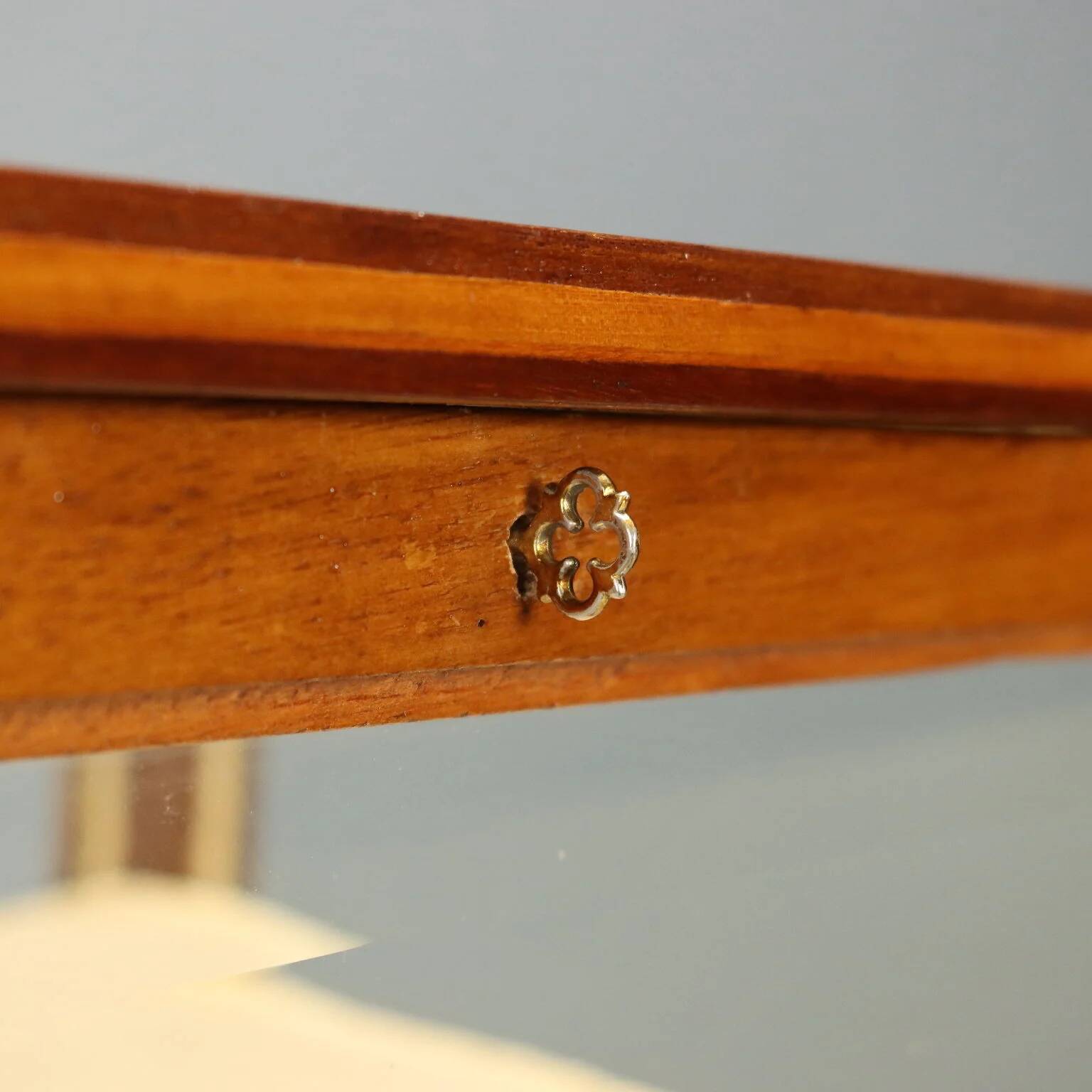 Showcase table in mahogany with bevelled glass.