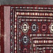 Tapis oriental Boukhara rouge tissé à la main, années 1960