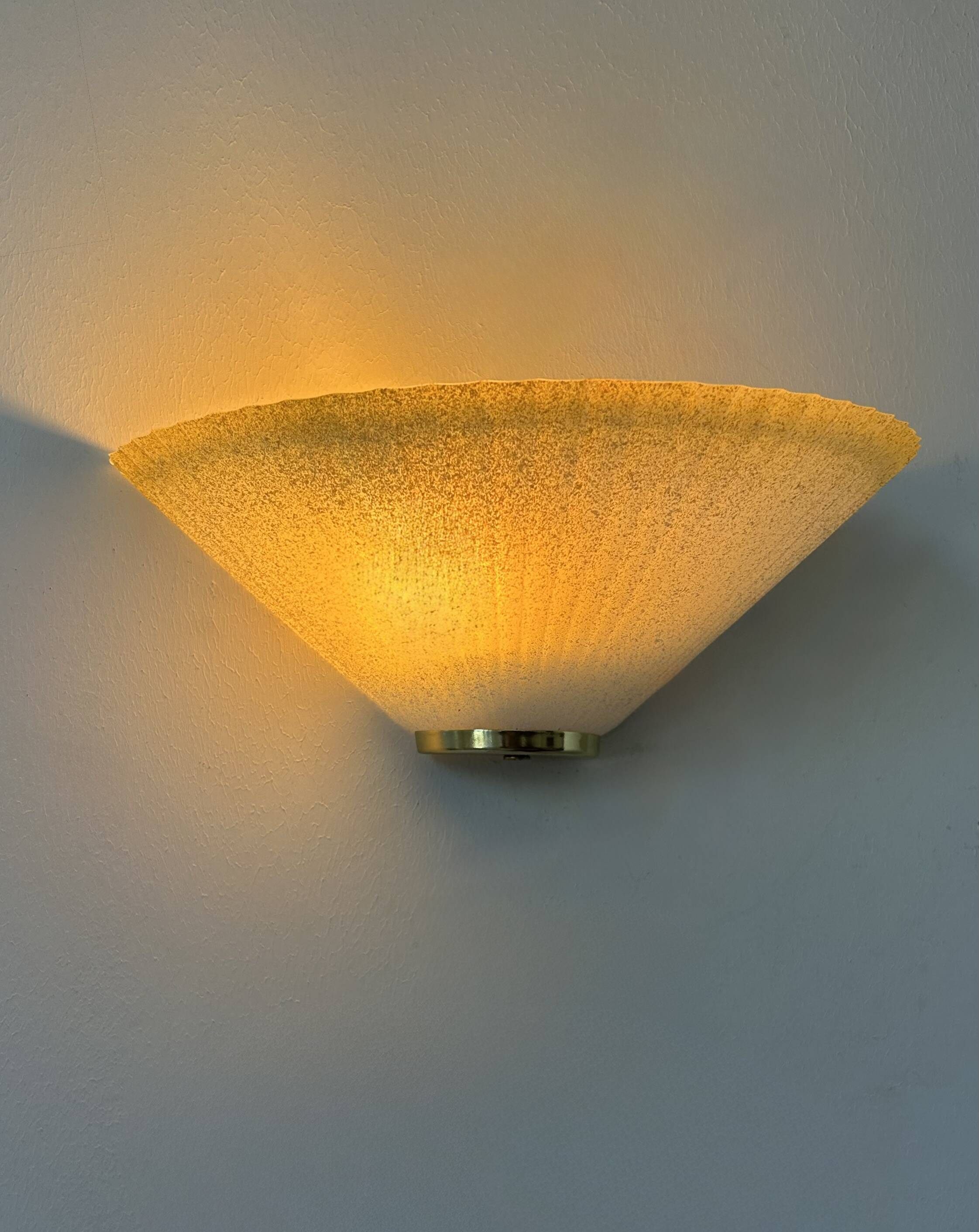 Paire d'appliques vintage coquillage, verre et laiton, France, 1970