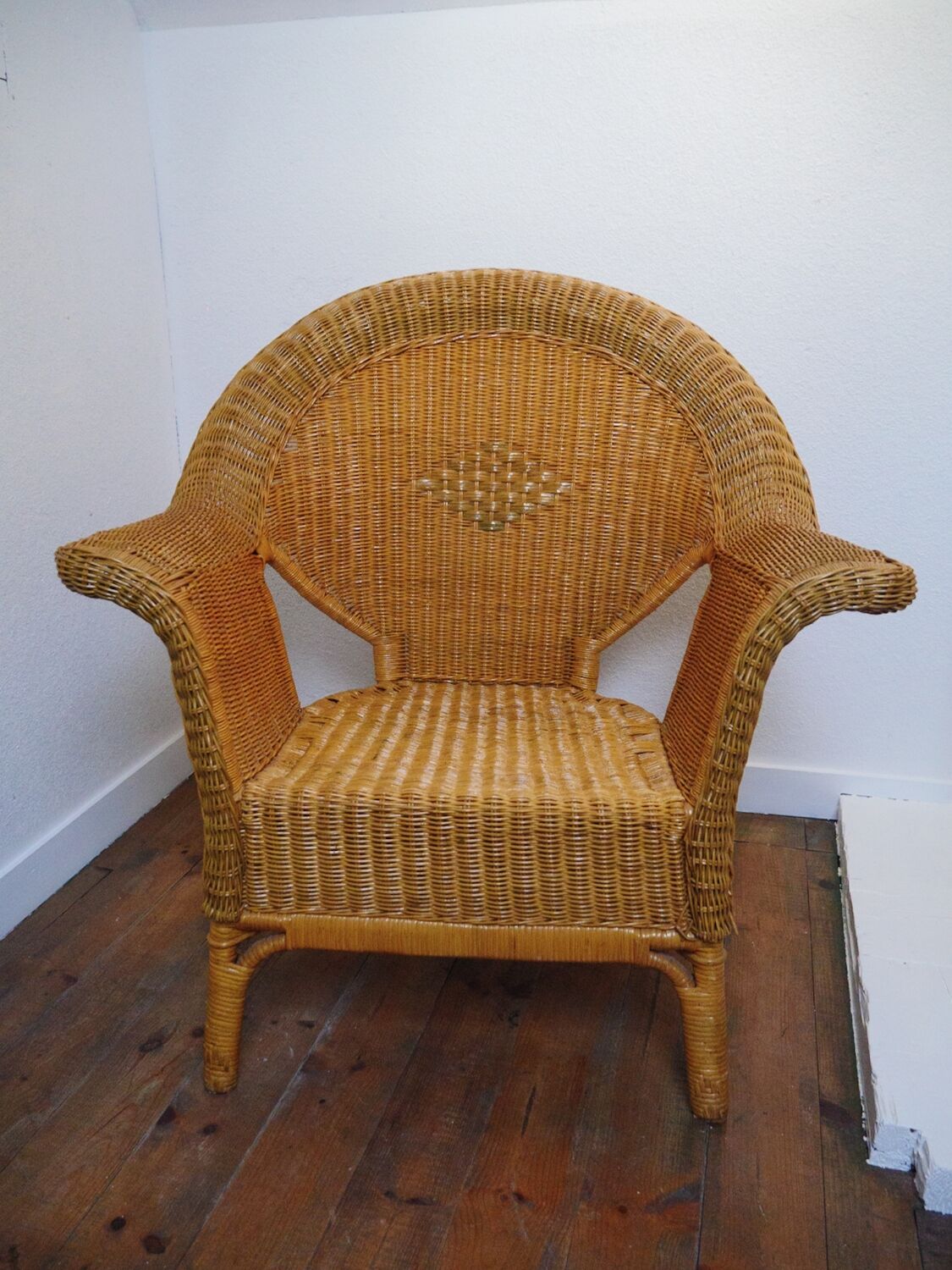 2 rattan armchairs