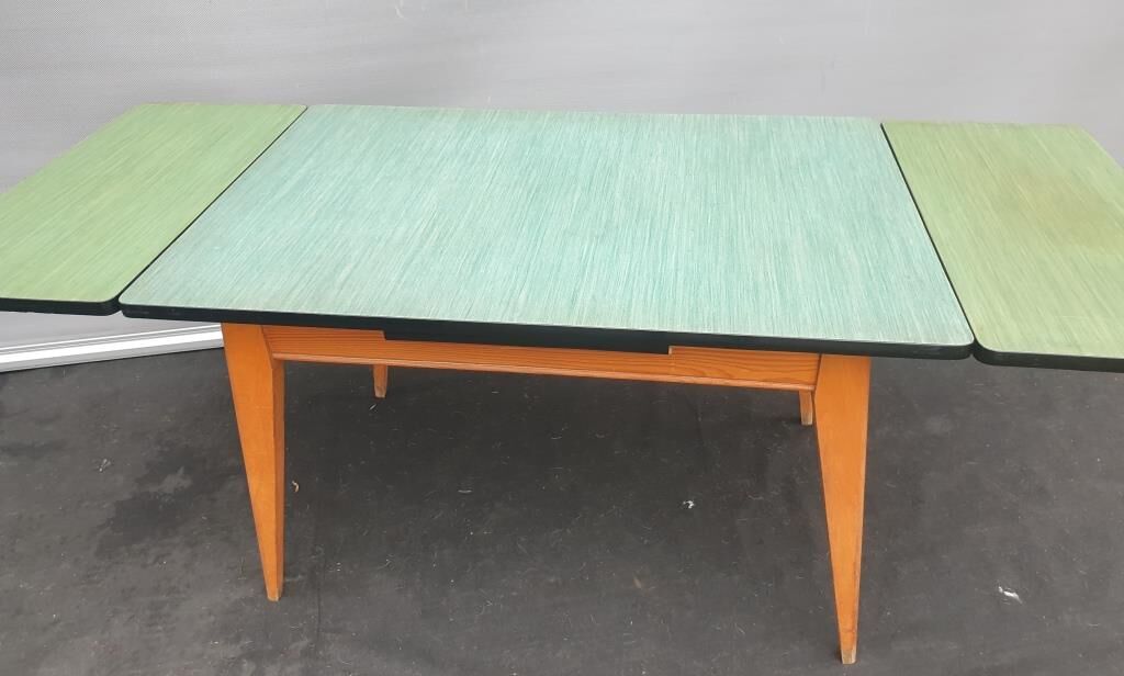 Expandable compass feet table and green vinyl tray from China