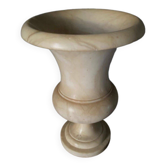 Vase en albâtre sur pied douche forme urne Médicis XXe
