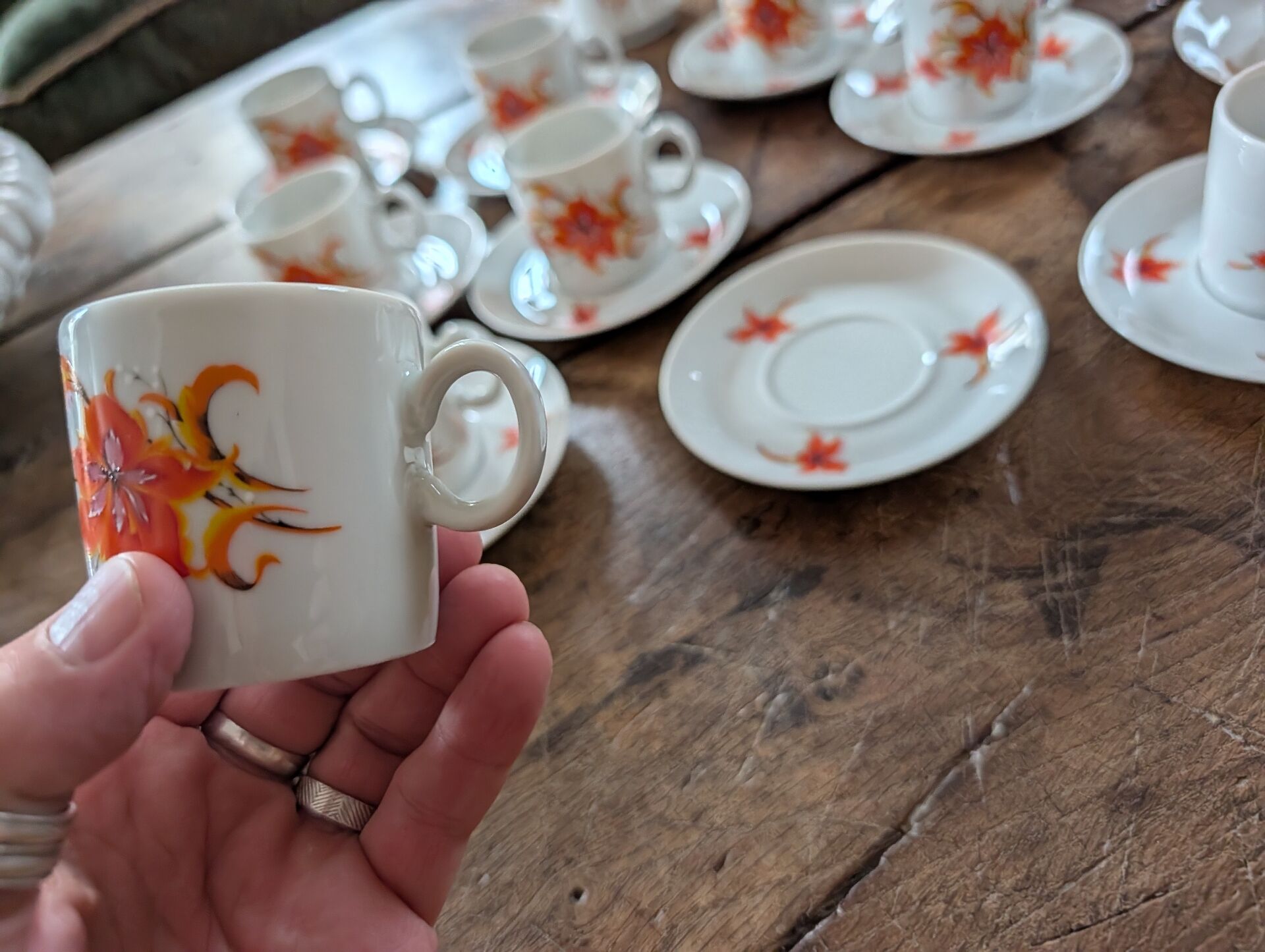 Service Winterling 70s – flamboyant floral orange décor