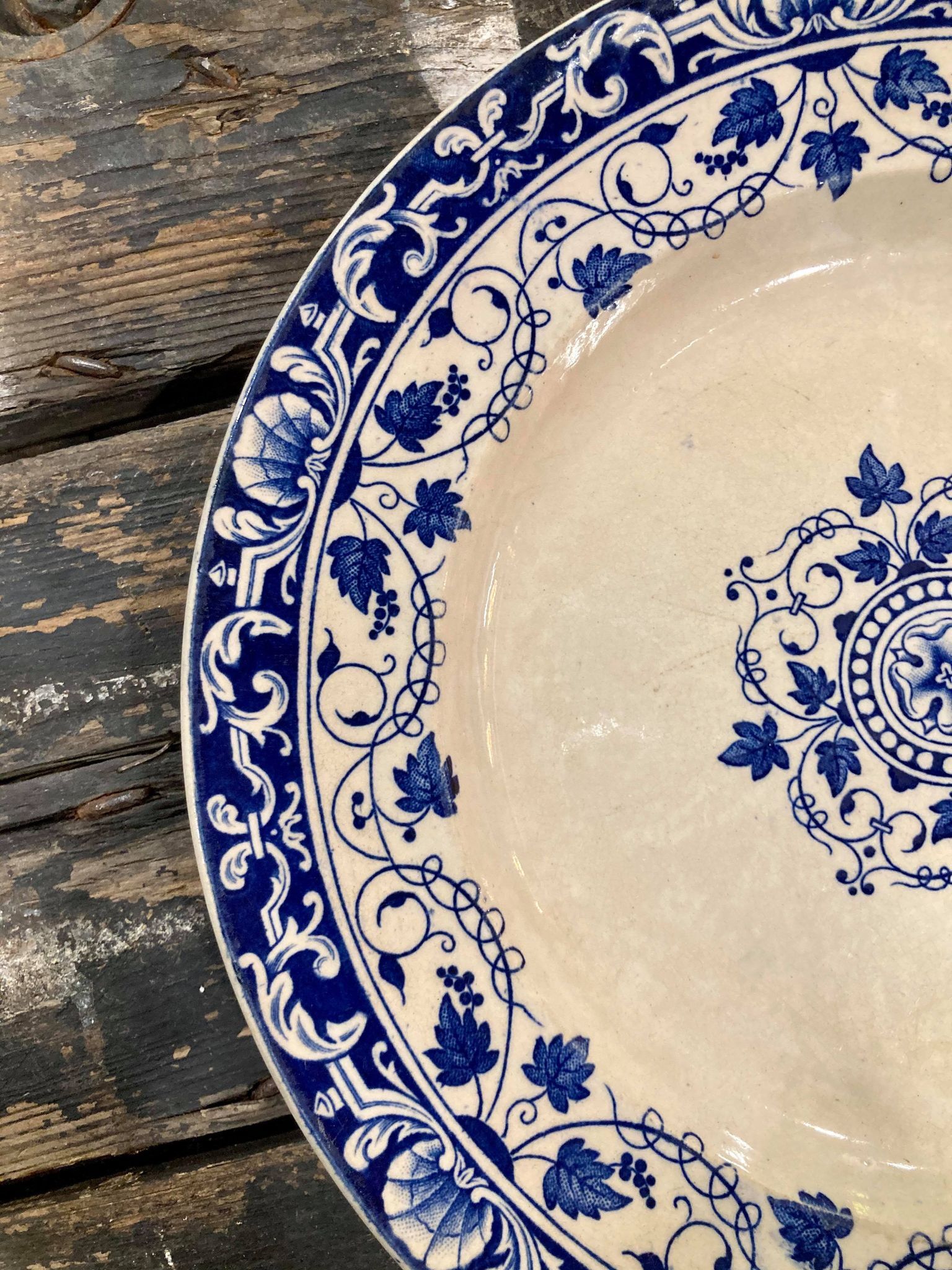 Plat en Terre de Fer Jules Vieillard modèle St Louis XV