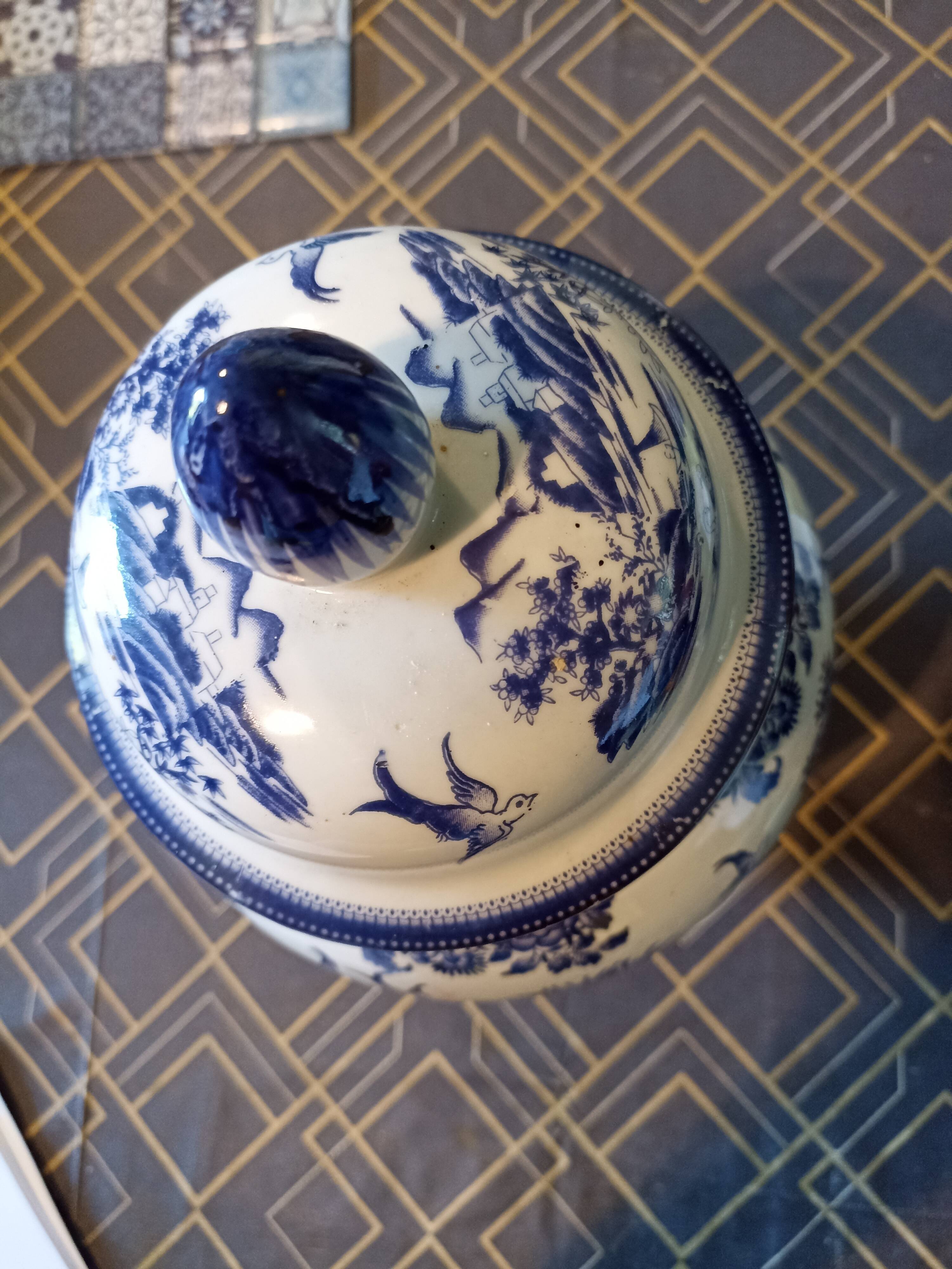 Porcelain pot with lid