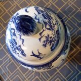Porcelain pot with lid