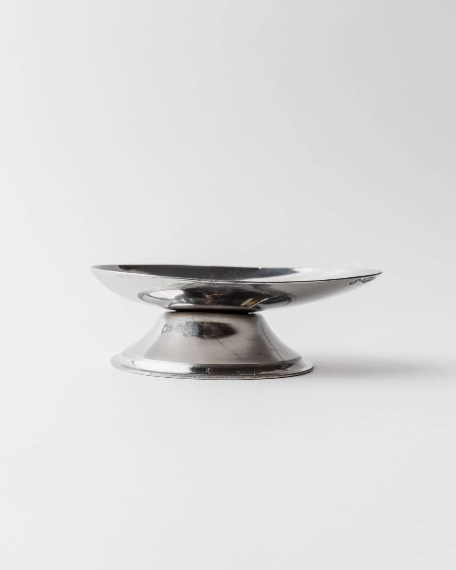 Lot of 6 vintage stainless steel bowls, 1970s, egg-shaped design.