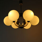 Lustre en laiton des années 50 avec abat-jour en verre dépoli