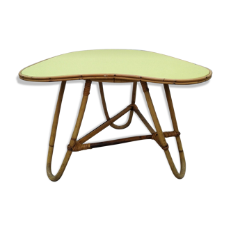 Table basse en rotin dessus skai forme libre