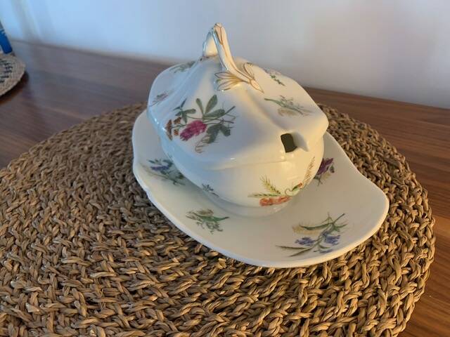 Old porcelain: Chapelle Paris/ 19, boulevard desItaliens/ medal 1844