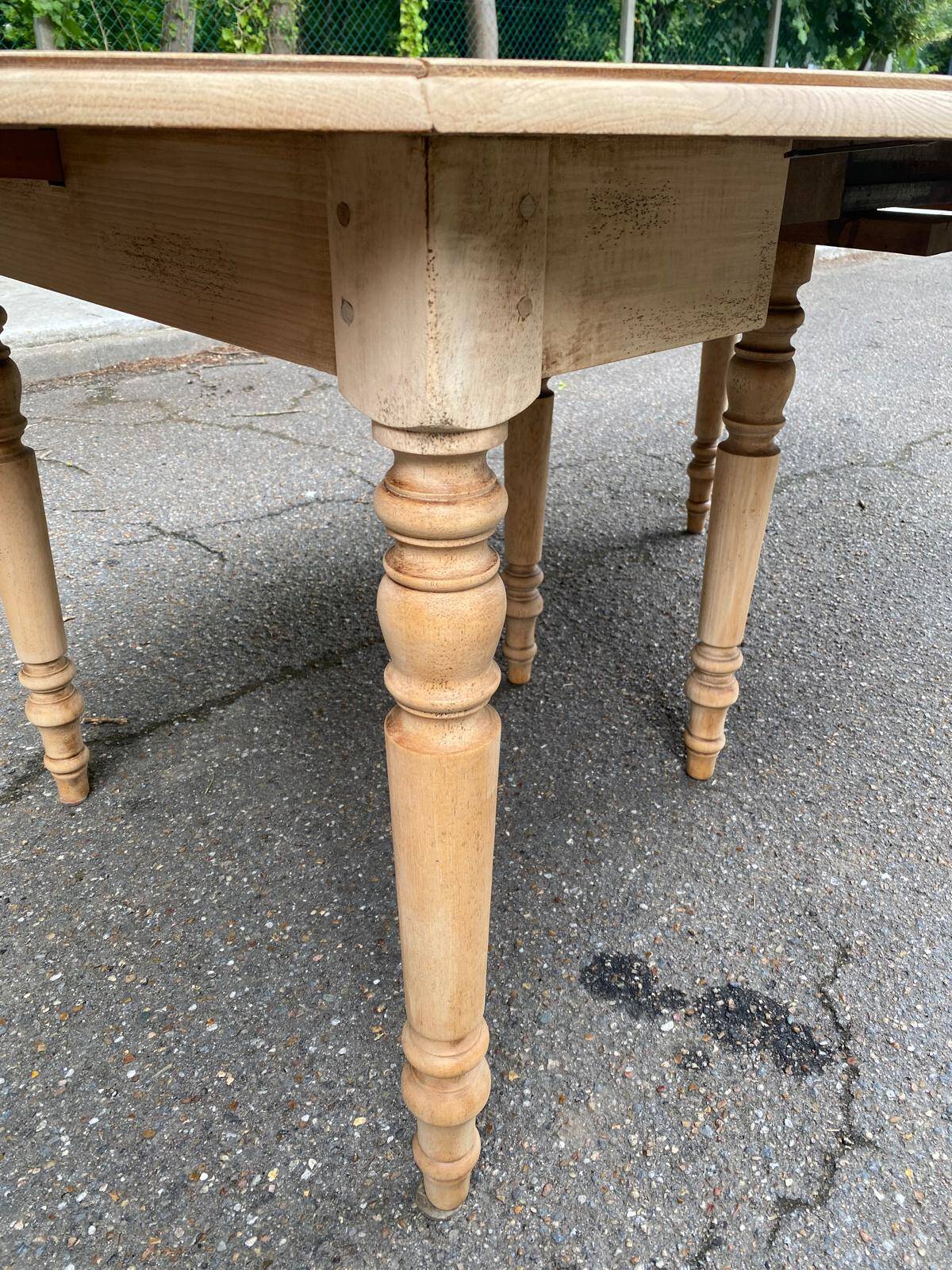 Renovated Louis Philippe round extendable dining table, 19th century