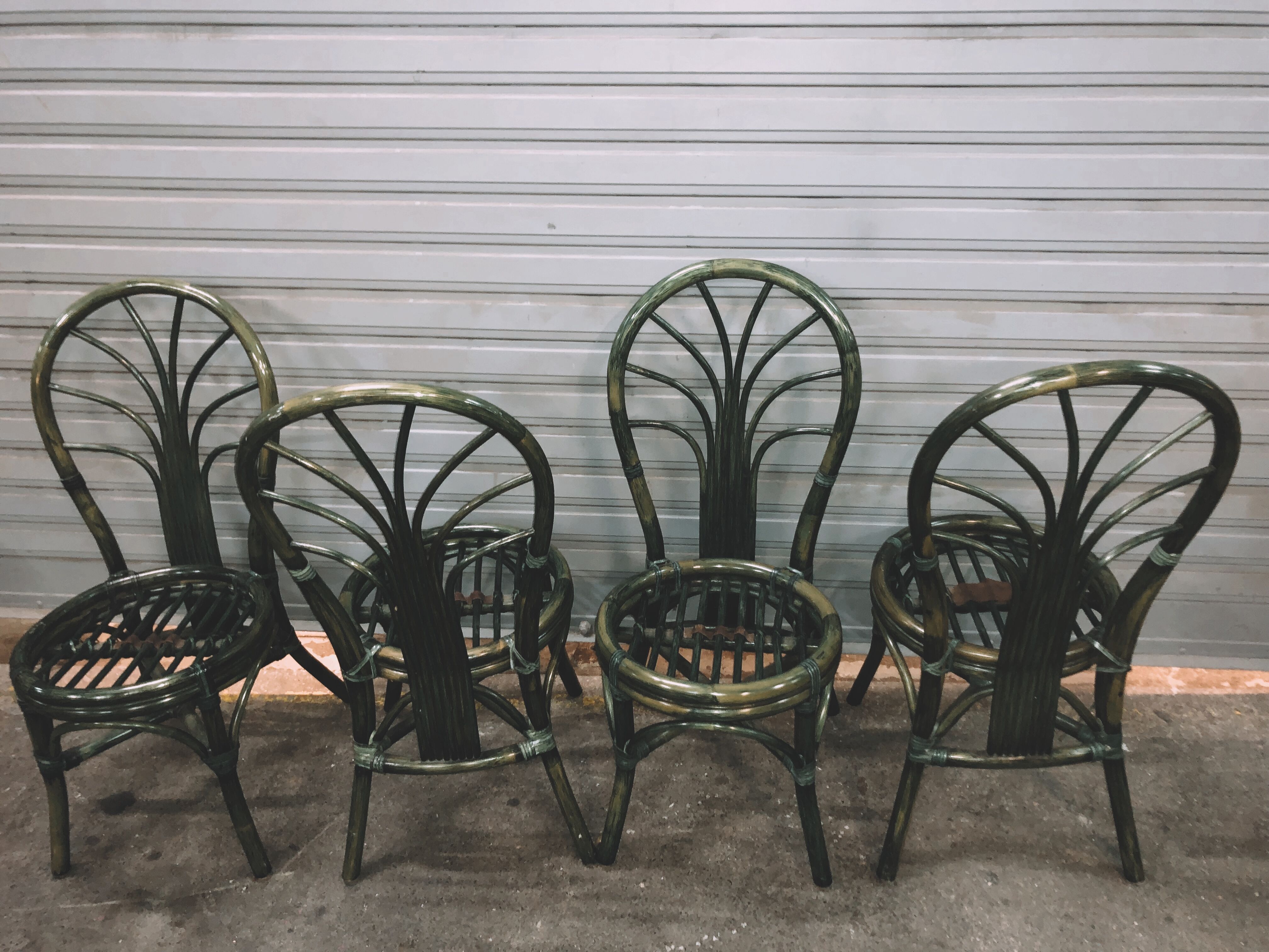 Table de salle à manger en rotin et ses 4 chaises