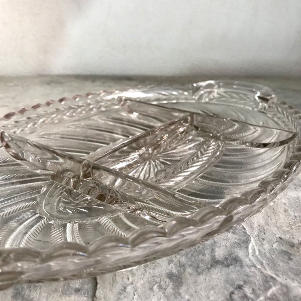 Plate servant in moulded glass