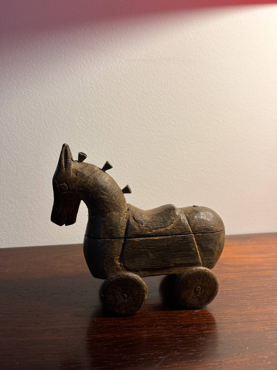 Cheval art populaire en bois sculpté
