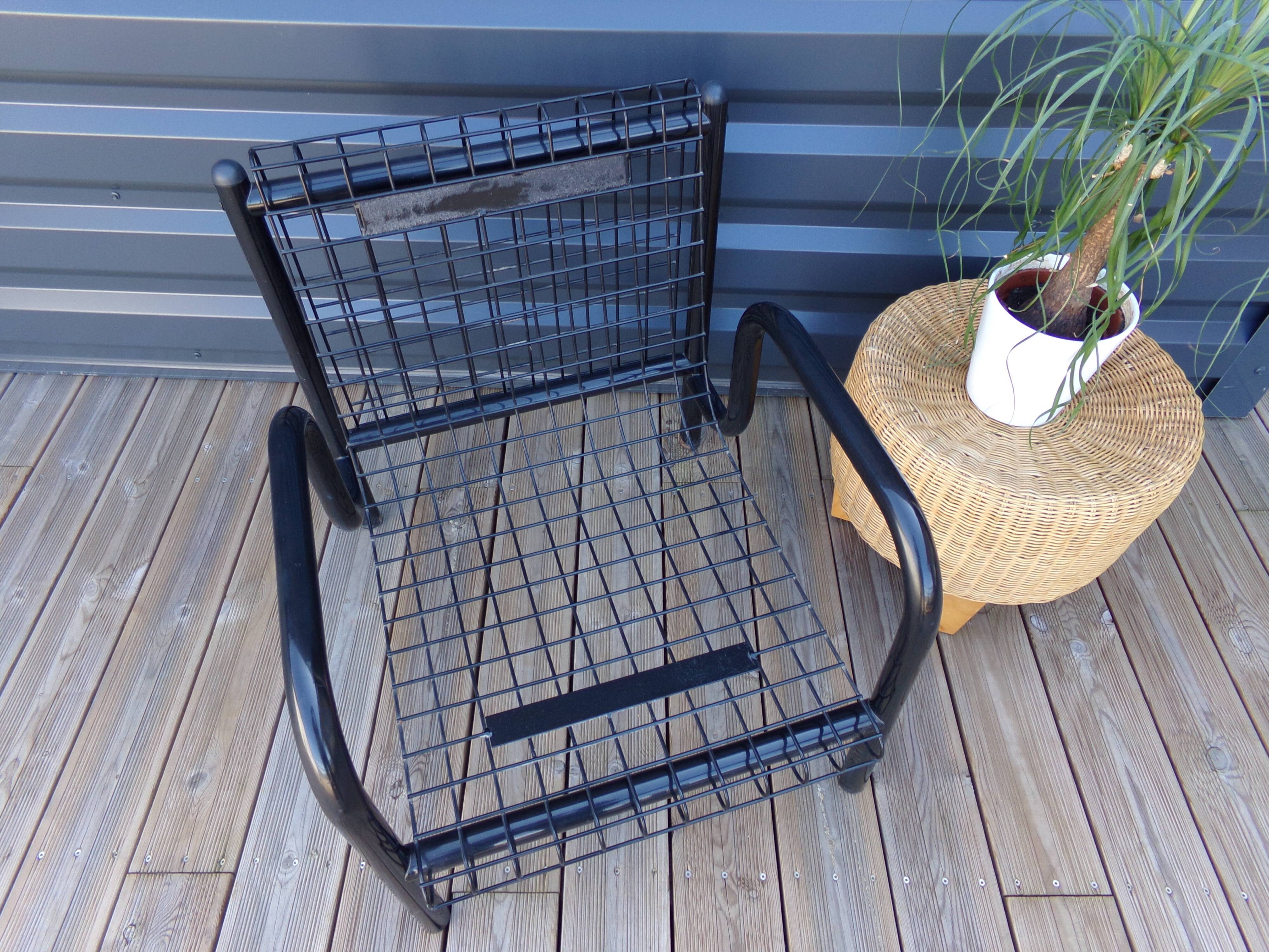 Duo de fauteuils noirs "grillage" en métal