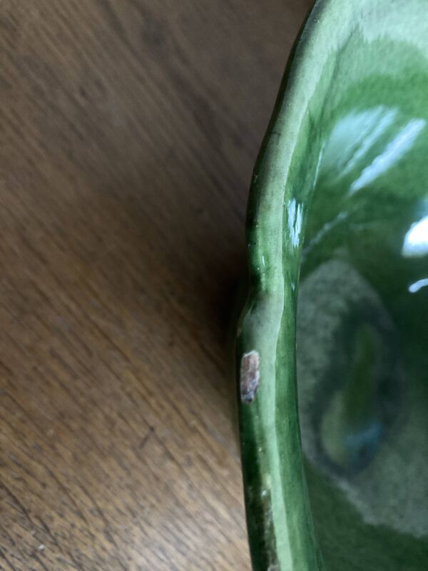 Saladier centre de table 1960 en terre vernissée de Biot à festons vert XL